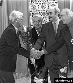 Вручення премії імені Василя Стуса. Президент Української асоціації незалежної творчої інтелігенції Євген Сверстюк (ліворуч) вітає лауреатів премії: (зліва направо) Василя Овсієнка, Мойсея Фішбейн та Володимира Губу. Київ, 14 січня 2000 року