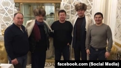 Салимбай Абдувалиев менен сүрөткө түшкөн адамдар. Сүрөт Балбак Түлөбаевдин "Facebook" баракчасынан алынды.