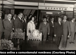 Conducerea comunistă a țării în vizită la fabrica Vitrocim.
