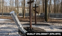 Внутрішній компонент, судячи з усього, касетної ракети, запущеної з реактивної системи залпового вогню БМ-30 «Смерч», біля могил Меморіалу пам’яті тисячам польських офіцерів, убитих у 1940 році органами НКВС СРСР (Катинський розстріл). Харків, 23 березня 2022 року