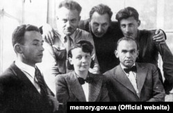 Поетеса, діячка ОУН Олена Теліга з товаришами перед походом на схід України. Зліва перший ряд: Орест Оршанський-Чемеринський, Олена Теліга, Улас Самчук. Другий ряд: Михайло Михалевич, Омелян Коваль, Олександр Русов. Львів, літо 1941 року