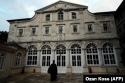 Sveštenik ispred Patrijaršije u Istanbulu