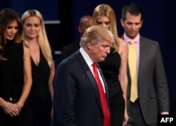 Президент США Дональд Трамп в окружении семьи. Лас-Вегас, 19 октября 2016 года.