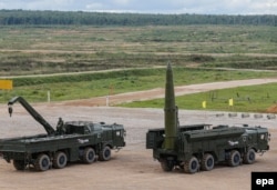 Російські ракетні комплекси Iskander-M, здатні нести ядерну зброю. Такі комплекси Росія розмістила на території Білорусі, а особовий склад пройшов відповідні навчання