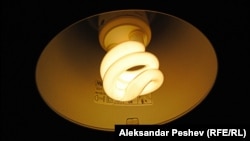 Autoritățile îndeamnă populația să reducă consumul, avertizând că, în orele de vârf, capacitatea de import a curentului din Uniunea Europeană este insuficientă pentru a acoperi cerințele de consum.