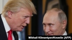 АКШ президенти Дональд Трамп менен орус лидери Владимир Путиндин Вьетнамдагы саммиттеги кездешүүсү, 11-ноябрь 2017-жыл.