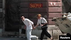  Mladi par pretrčava ulicu u Aleji snajpera u Sarajevu, tokom rata u BiH 1995. godine 