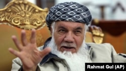 محمد اسماعیل خان که در آن زمان یکی از رهبران جهادی حزب جمعیت اسلامی در غرب افغانستان بود