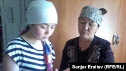 Гүлпари Сактанова жана маркум Алиянын эжеси.