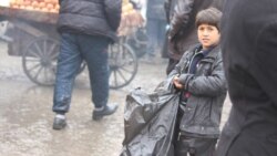 آرشیف، یک کودک در حال فروش خریطه پلاستیکی در شهر کابل