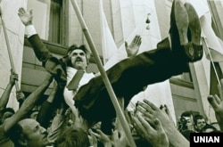 Проголошення Акту незалежності 24 серпня 1991-го. Під Верховною Радою «качають» автора Акту, дисидента і багаторічного політичного в'язня радянської системи Левка Лук'яненка