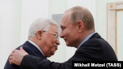 Russian President Vladimir Putin (right) embraces Palestinian leader Mahmud Abbas during a meeting at the Kremlin in Moscow in 2018.