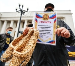 Під час акції «Разумкову – лапті!» біля Верховної Ради України. Громадські активісти виступили проти перегляду мовного закону. Київ, 1 червня 2020 року