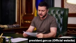 Președintele Volodimir Zelesnki în 25 martie. Acesta se adresează frecvent, prin videoconferință, liderilor politici din întreaga lume.