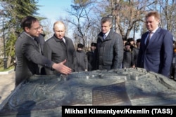 Міністр культури РФ Володимир Мединський, президент Росії Володимир Путін (зліва направо) та губернатор Севастополя Дмитро Овсянніков (праворуч) під час відвідування меморіального комплексу «Малахів курган». 18 березня 2019 року