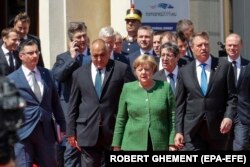 De la stânga la dreapta, în față: premierul sloven Marjan Sarec, premierul bulgar Boiko Borissov, cancelarul federal german Angela Merkel și președintele român Klaus Iohannis. Imagine de la Sibiu, din 2019, când România a asigurat șefia Consiliului European.