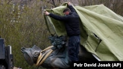 Демонтаж пам’ятника радянському маршалу Конєву у Празі. Чехія, 3 квітня 2020 року