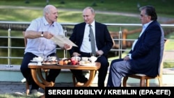 Лидер Беларуси Александр Лукашенко (слева) и президент Таджикистана Эмомали Рахмон (справа) стоят у руля власти 34 года, президент России Владимир Путин — 25 лет