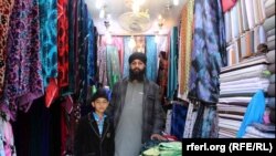 یک افغان سیک با پسرش در دکان تکه فروشی اش در شهر کابل