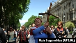 ჰომოფობიის წინააღმდეგ მიმართული აქცია დაგეგმილ ადგილზე, რუსთაველის მოედანზე ჩაიშალა მას შემდეგ, რაც მართლმადიდებელი სასულიერო პირების ორგანიზებით მოწყობილი დემონსტრაციის მონაწილეებმა გაარღვიეს პოლიციის კორდონი და ლგბტ-ს ჯგუფის წარმომადგენლებს ფიზიკურად დაუპირისპირდნენ.