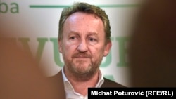 Izetbegović (na fotografiji) se zaklanja u jednom trenutku iza eksperata, u drugom iza gospodina Softića, u trećem iza žrtava