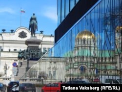 Біля будівлі болгарського парламенту в центрі Софії