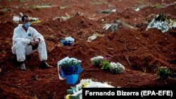 Коронавирустан өлгөндөр коюлган көрүстөн. Бразилия, 2020-жыл