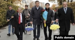 «Мужественный, невысокого роста человек, который не сломался и который во многом несет черты нашего народа – нас невозможно победить», – говорил Ахтем о Мустафе Джемилеве. В 2017 году он делился, что хотел снять о нем фильм. «3 мая» – день, когда Джемилеву запретили въезд в Крым