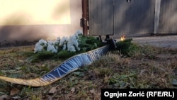 Svakog 5. oktobra ispred vojnog objekta "Karaš" na Topčideru, članovi porodica polažu cveće i traže istinu i pravdu