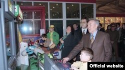 Президент Казахстана Нурсултан Назарбаев на открытии развлекательного парка с супругой Сарой и внуком Айсултаном (справа). Алматы, 1997 год.