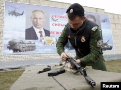 اکتبر سال گذشته وزارت خارجه آمریکا ده‌ها شرکت و نهاد نظامی ‌و امنیتی را در فهرست سیاه خود قرار داد و اعلام کرد هر شرکت و شخصی که با این شرکت‌ها همکاری اقتصادی «چشمگیری» داشته باشد، تنبیه خواهد شد.