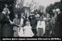 По краях - митрополит Андрей Шептицький, праворуч - отець Климентій Шептицький