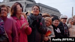 Тамаша карарга килгән халык, араларынна махсус китерелгән бюджетта эшләүчеләр дә булды