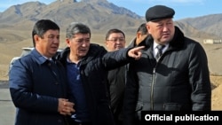 Мурдагы транспорт жана коммуникация министри Аргынбек Малабаев менен экс-премьер министр Темир Сариев.