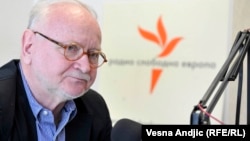 Vučić se uzdržava od nacionalističke retorike, a onda u naknadnoj interpretaciji ojača srpske nacionalističke stereotipe: Žarko Korać