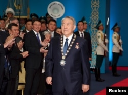 Президент Казахстана Нурсултан Назарбаев входит в зал для инаугурации. Астана, 29 апреля 2015 года.