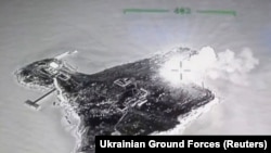 На цьому зображенні, що було оприлюднене ЗСУ 8 травня 2022 року, зафіксовано момент знищення гвинтокрила на остові Зміїний