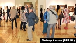 В зале музея, где проходит персональная выставка Никаса Сафронова. Алматы, 16 сентября 2014 года.