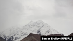 Чоң Алайдагы Ленин чокусунун аты эми Манас-Ата чокусу деп өзгөртүлүүдө.