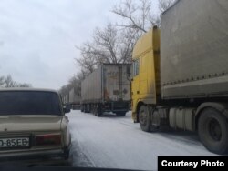 Колона з 23 фур організації Ахметова «Поможем» на в’їзді до «нульового блокпосту» «Новотроїцьке»