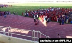 Türkmenistanda bir mejbury köpçülik çäresine taýýarlyk görýän adamlar