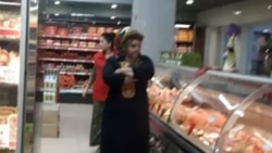 Diňle: Et gymmatçylygynyň arasynda möhleti geçen et önümleri satuwa çykarylýar, iýmitden zäherlenýän ýaşaýjylar ‘köpelýär’