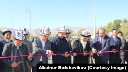 Кубатбек Боронов менен Улан Примов жергиликтүү тургундар менен чогуу арканын кызыл тасмасын кесип жатат. 15-октябрь, 2019-жыл.