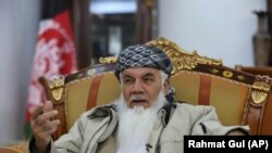 آرشیف/ اسماعیل خان در هنگام مصاحبه با آژانس خبری اسوشیتد پرس/ Source: Rahmat Gul (AP)