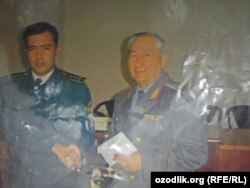 Бывший начальник ОВД города Ферганы Дильмурод Мадалиев (слева) и советник президента Узбекистана Турсунхон Худойбергенов.