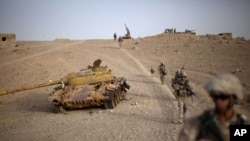 آرشیف، شماری از سربازان امریکایی در حال گشت زنی در ولسوالی کجکی ولایت هلمند