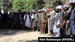 شماری از معلولین و معیوبین که برای ثبت نام آمده‌اند.