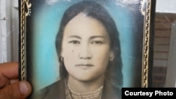 Зебикан Сатыева, 1930-жылдардагы паспорттун сүрөтүнөн чоңойтулган