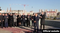 Рөстәм Миңнеханов һәм Радий Хәбиров тантанада. Артта - торак йортлар, һәйкәл шәһәр үзәгендә түгел.