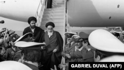 აიათოლა რუჰოლა ხომეინი ჩადის თეირანში 1979 წლის 1 თებერვალს. მასთან ერთად თვითმფრინავით დაახლოებით 120-მა ჟურნალისტმა იმგზავრა. აშშ-ის მხარდაჭერილ შაჰს ირანი უკვე დატოვებული ჰქონდა, თუმცა ისლამური რევოლუციის რეალურ დასაწყისად, ხშირად, ხომეინის დაბრუნებას მიიჩნევენ.